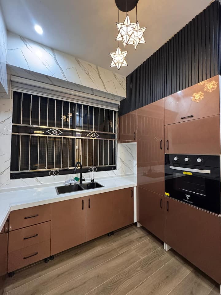 Fully equipped kitchen with oven